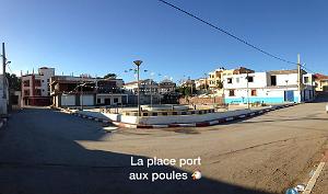 PORT-AUX-POULES la place centrale